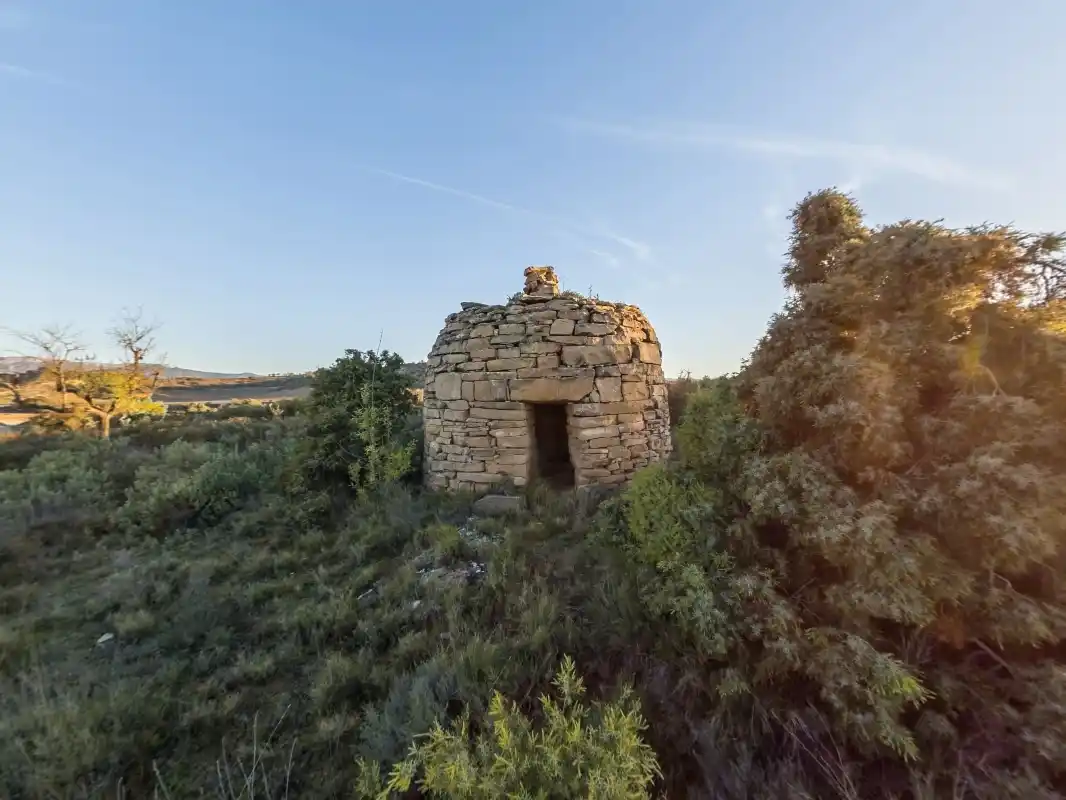 Un tour virtual interactivo de la Ruta del Vino de Rioja Alavesa con acceso a bodegas, pueblos medievales y alojamientos.